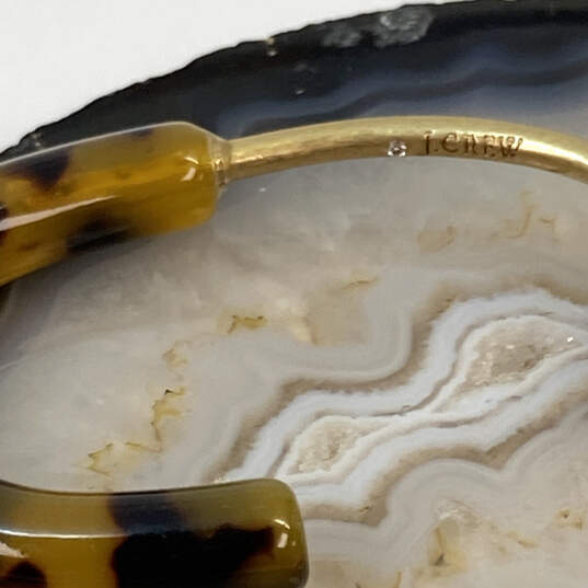 Designer J. Crew Gold-Tone Lined Tortoise Resin Pushback Hoop Earrings image number 4