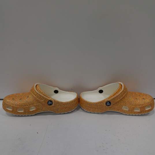 Women's Crocs Sandals Classic Glitter Orange Size M4/W6 image number 2