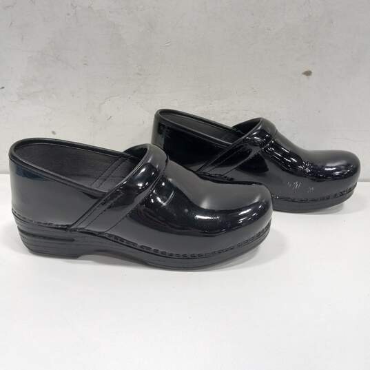 Dansko Women's Black Shiny Leather Clogs Size (EU 38) image number 4