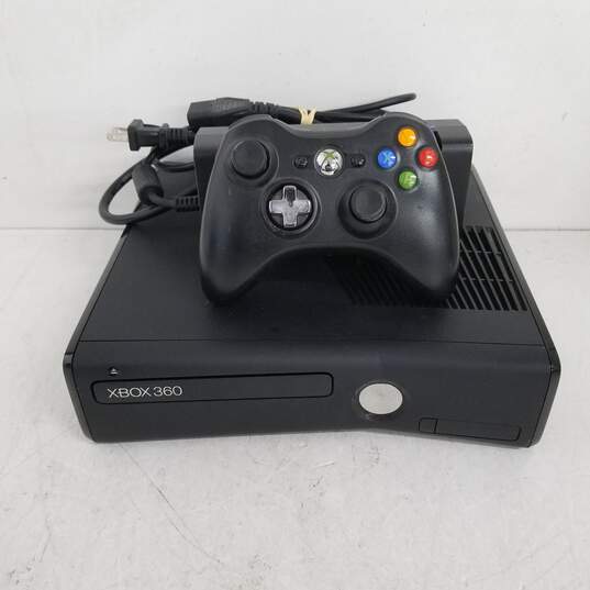 Microsoft Xbox 360 S 250GB Console Bundle with Games & Controller image number 2