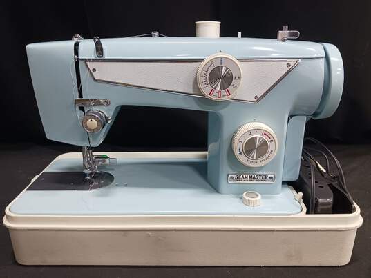 SeamMaster Sewing Machine in Case image number 3