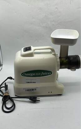 Omega White Fruit And Vegetable Horizontal Juicer Powers On E-0550547-A