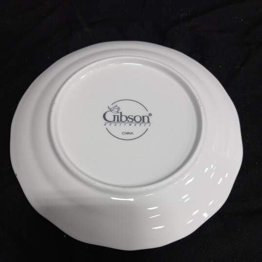 Bundle of 4 Gibson Housewares Floral Design Dinner Plates image number 2