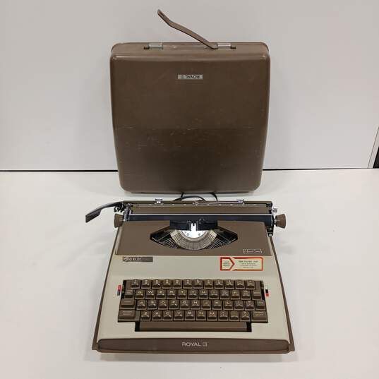 Royal Vintage Typewriter In Case image number 2