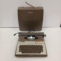 Royal Vintage Typewriter In Case alternative image