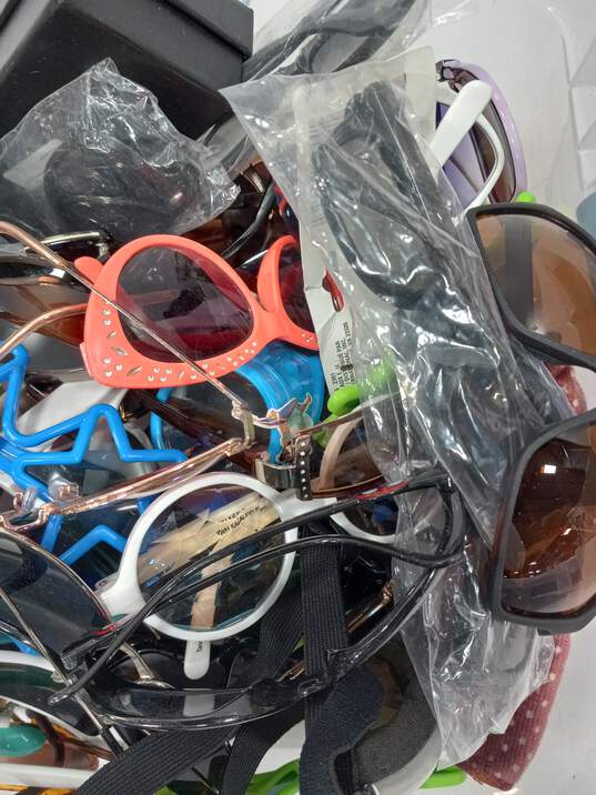 3.5LB Bulk Lot of Assorted Sunglasses image number 4