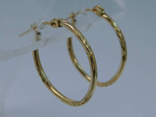 14K Yellow Gold Textured Hoop Earrings 1.0g image number 3