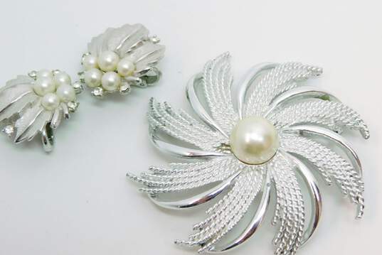 Vintage Crown Trifari & Sarah Coventry Silver Tone Faux Pearls & Rhinestones Brushed Leaves Clip On Earrings & Swirl Flower Brooch 40.3g image number 4