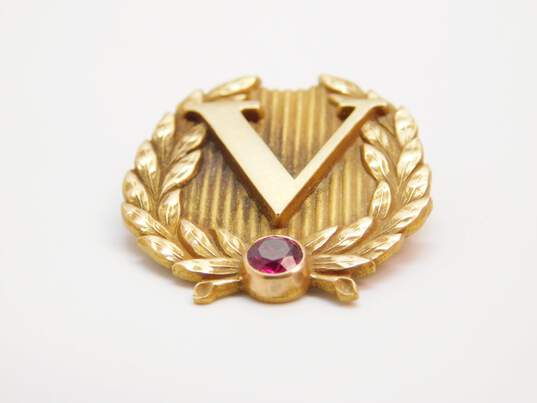 Vintage 14K Yellow Gold Ruby Accent V Initial Brooch 6.3g image number 5