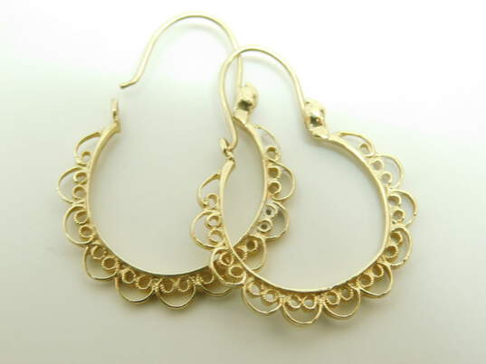 14K Gold Spun Scrolled Scalloped Hoop Earrings 1.6g image number 3