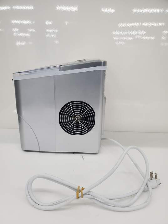 Insignia 26 Lb. Portable Ice Maker with Auto Shut-Off Untested image number 3