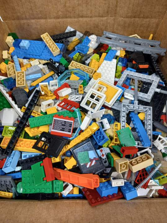 Lot of 9.5lbs of Assorted Building Blocks image number 1