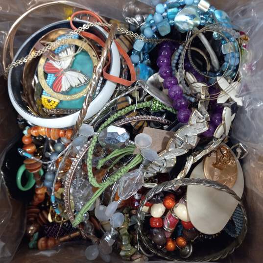 9.4Ib of Assorted Costume & Fashion Jewelry - Mixed Bundle image number 1