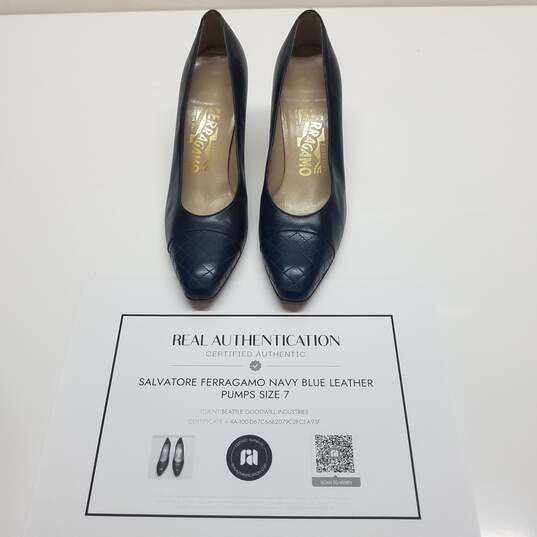 AUTHENTICATED Salvatore Ferragamo Navy Blue Leather Pumps Size 7 image number 1