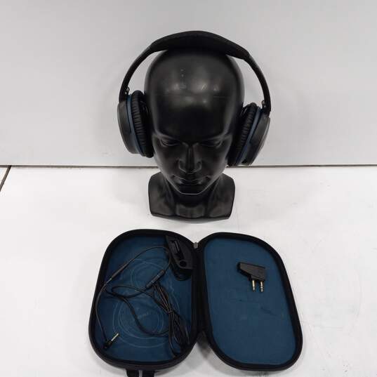 Bose Quiet Comfort Noise Cancelling Headphone In Case image number 1