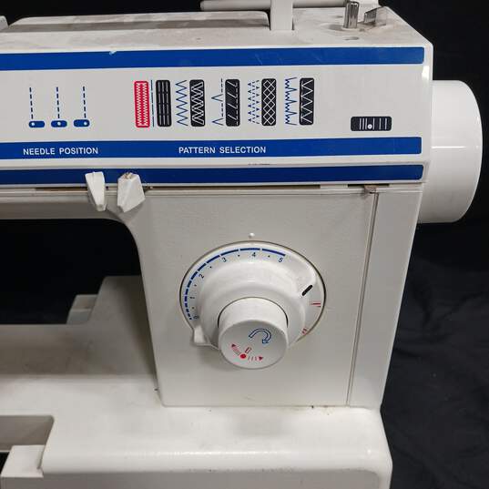 Singer Vintage Sewing Machine image number 2