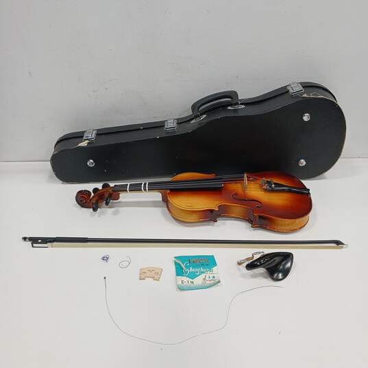 Violin w/ Hard Case & Accessories image number 1