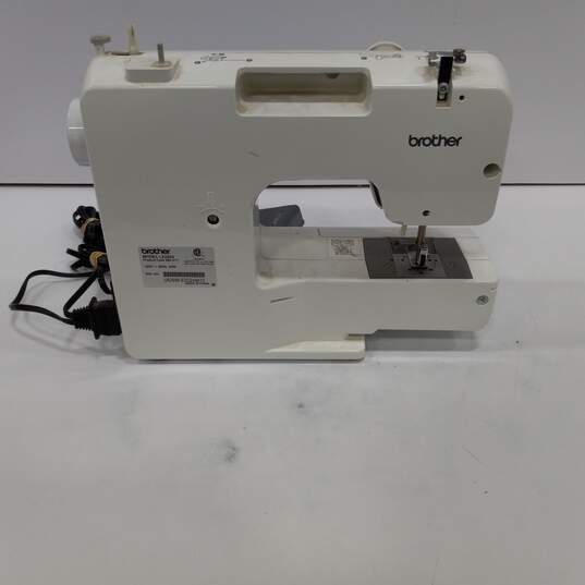 Brother LX2500 Sewing Machine W/ Pedal image number 2