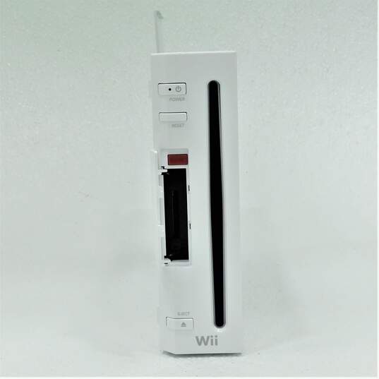 Nintendo Wii With 1 Controller and 2 Games image number 9