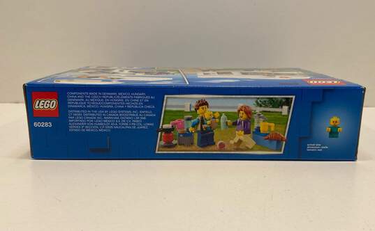 Lego City: Holiday Camper Van (60283) image number 4