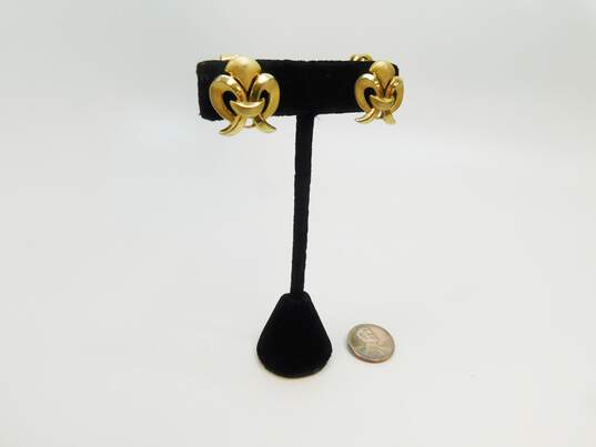 Vintage Trifari Goldtone Satin & Smooth Fleur De Lis Clip On Earrings 8.9g image number 4