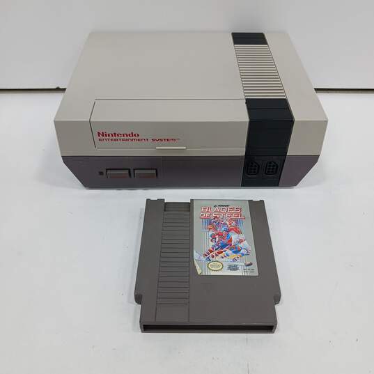 Nintendo Entertainment System Video Game Console w/Video Game image number 1