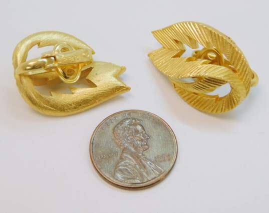 Vintage Crown Trifari Goldtone Brushed Ridged Abstract Leaf Clip On Earrings 12.3g image number 3