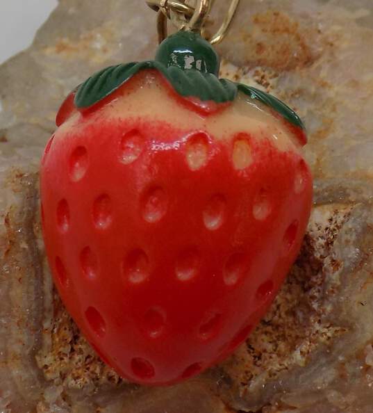 VNTG Mixed Materials Cottagecore Kawaii Strawberry Earrings & Pendant Necklace image number 5