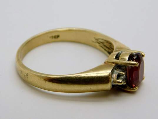 10K Yellow Gold Oval Garnet 0.04 CTTW Diamond Side Stones Ring 3.1g image number 2