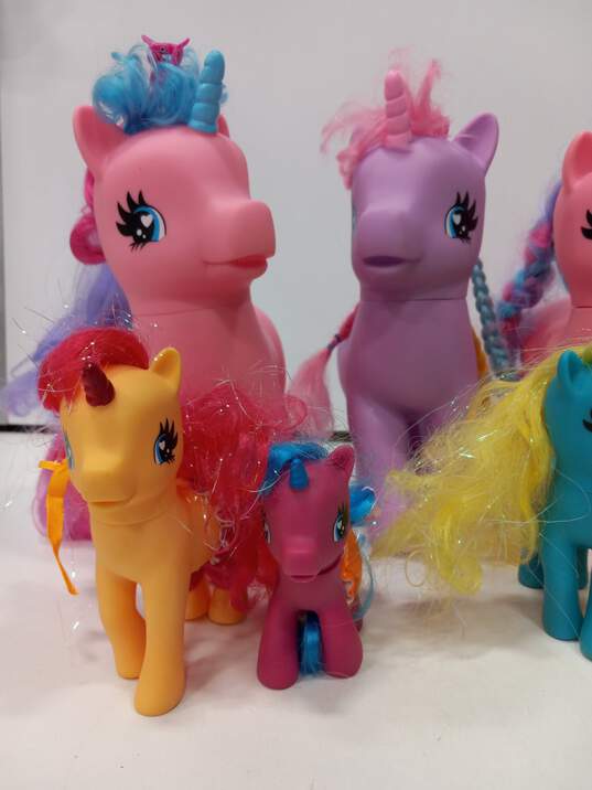 Bundle of 13 Assorted Off-Brand Plastic Horse Toys image number 2