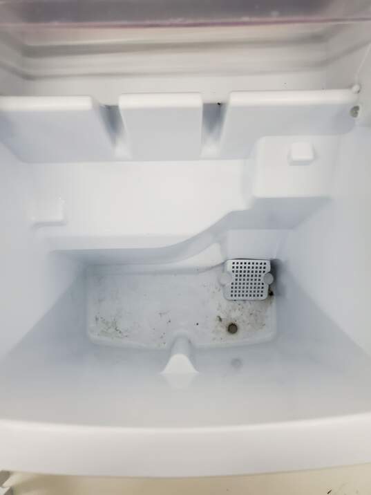 Insignia 26 Lb. Portable Ice Maker with Auto Shut-Off Untested image number 5