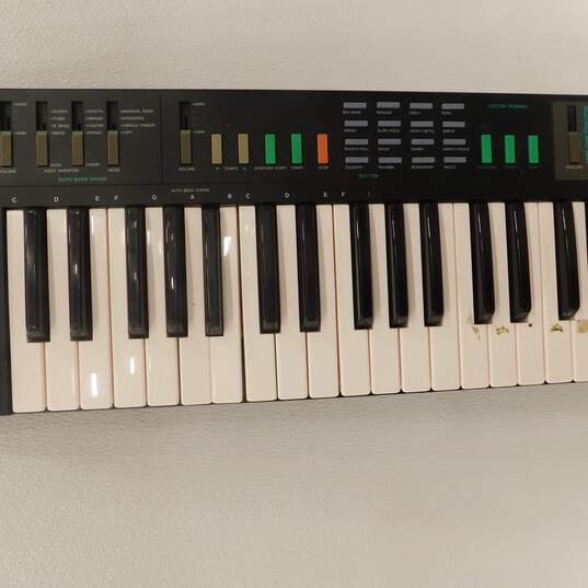 VNTG Yamaha Brand PSR-22 Model Electronic Keyboard w/ Case, Stand, and Accessories image number 4