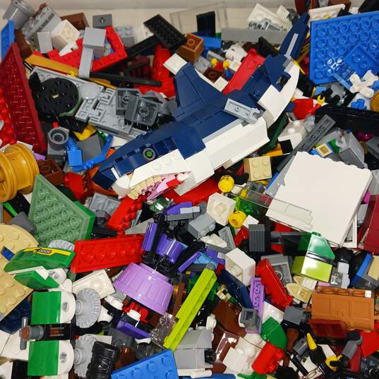 9.5lb Bundle of Mixed Variety Building Pieces and Blocks image number 4