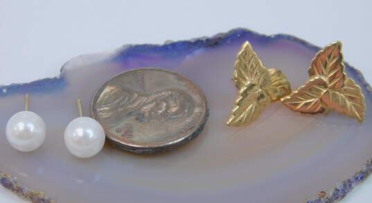 14K Gold Faux Pearl & Etched Leaves Cluster Post Earrings 1.3g image number 4