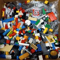 8.5lb Bulk of Assorted Building Blocks and Pieces