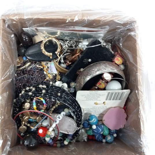 7.1lb Bulk of Mixed Variety Costume Jewelry image number 1