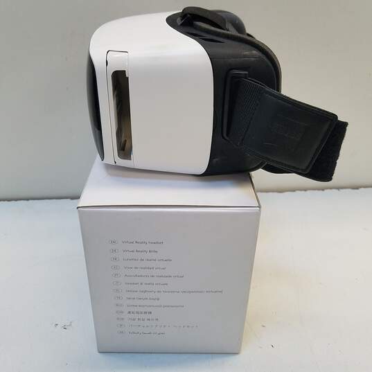 Zeiss VR One Plus Virtual Reality Smartphone Headset image number 3