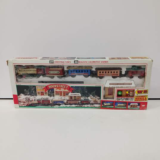 New Bright Quality Toys Mainstreet Train Holiday Train Set IOB image number 6