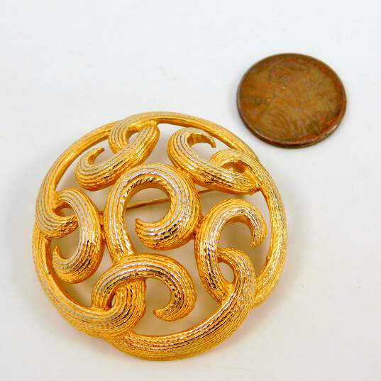 Vintage Crown Trifari Gold Tone Scrolled Cut Out Brooch 18.2g image number 5