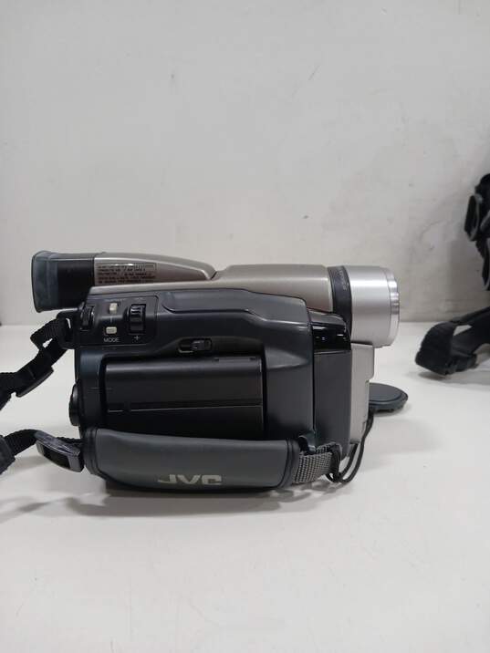 JVC 400x Digital Zoom CyberCam Camcorder GR-DVF11U with Accessories image number 6