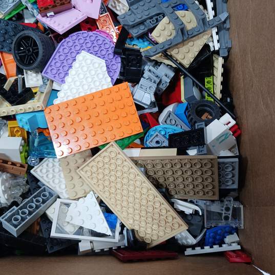 8.7 Pounds of Assorted Lego Bricks, Pieces and Parts image number 5