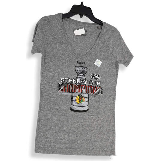 NWT Womens Gray Chicago Blackhawks Stanley Cup Champs V-Neck T-Shirt Size M image number 1
