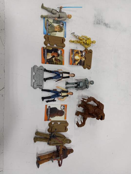 Bundle of Assorted Star Wars Figurines image number 2