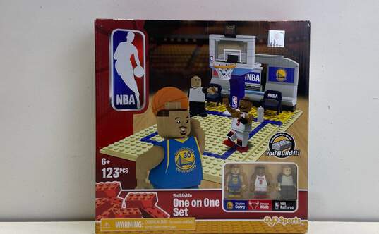 NBA OyO Sports One on One Set - Golden State Warriors vs. Chicago Bulls image number 1
