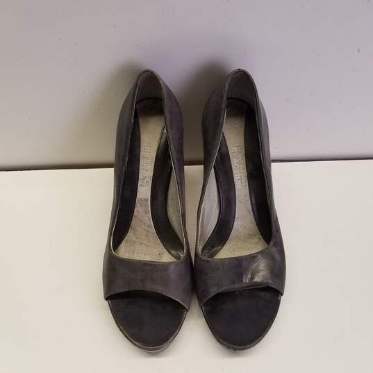 Kenneth Cole Gray Leather Slip On Platform Pump Heels Shoes Women's Size 7.5 image number 2