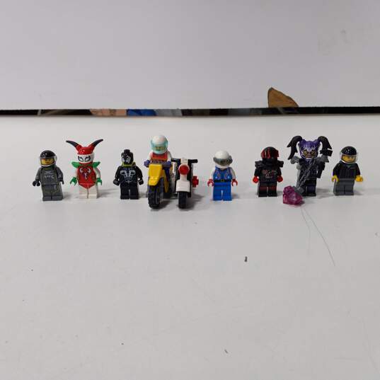 10pc Bundle of Assorted Lego Minifigures image number 1