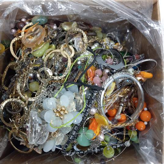 8.9lb Bulk of Assorted Costume Jewelry image number 3