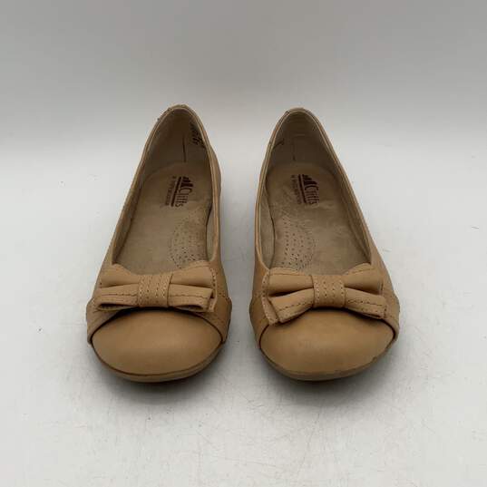 Cliffs Womens Beige Leather Round Toe Bow Slip On Ballet Flats Size 10 image number 3