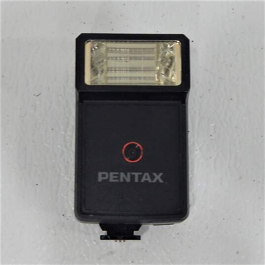 Pentax K1000 SLR 35mm Film Camera W/ Lenses Flash Manuals Case image number 13