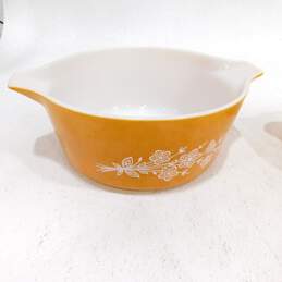 Vintage Pyrex Butterfly Gold 2.5 Qt. Casserole Dish & Mixing Bowls alternative image